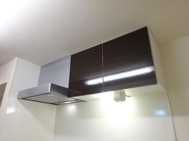 パークハイム江北101号室 キッチン換気扇・吊戸棚