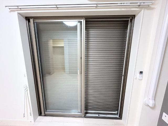 新築藤沢マンション102号室 窓シャッター（イメージ）