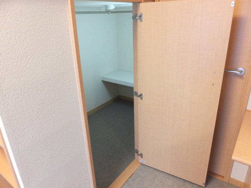 レオパレスアウトゥーノ304号室 ベッド下は大容量の収納スペース