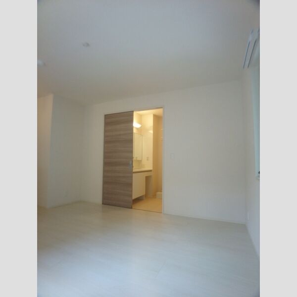 コージーコート・F105号室 LDK11.6帖(正面に見えるのは洗面室です)