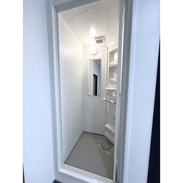 リアナ世田谷アパートメント103号室 コンパクトなシャワールーム