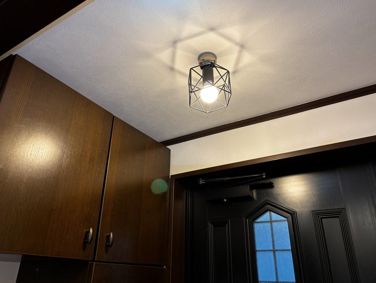 西生田5丁目戸建 スタイリッシュなLED玄関照明