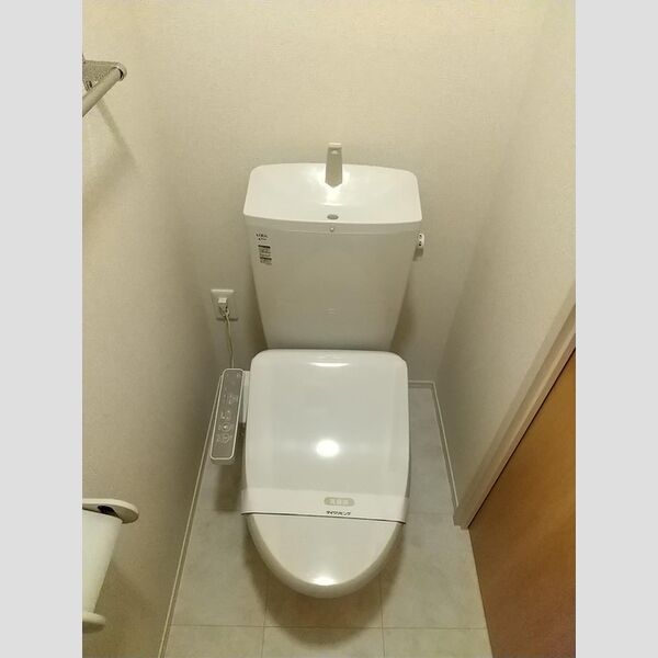 ラ・ヴィレッタ茅ヶ崎 温水洗浄便座・上に棚があります