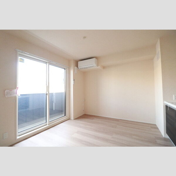 シェーンブルーメ横浜305号室 リビング