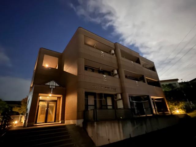 ヴィラ　エスポワール 外観写真（夜）