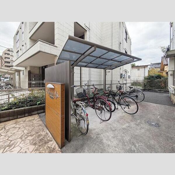 レフィナード203号室 駐輪場