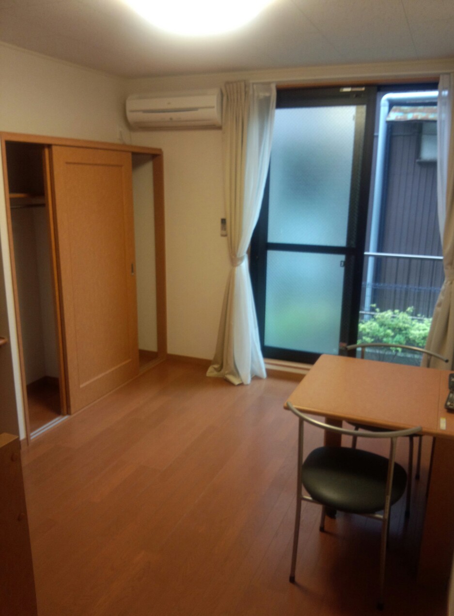 レオパレス中の島 テーブルは折りたたむこともできます