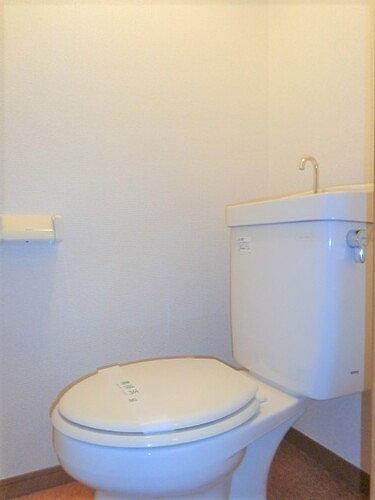 コンフォールハイム2階 トイレ　※同タイプ別部屋前回募集時2016.2撮影