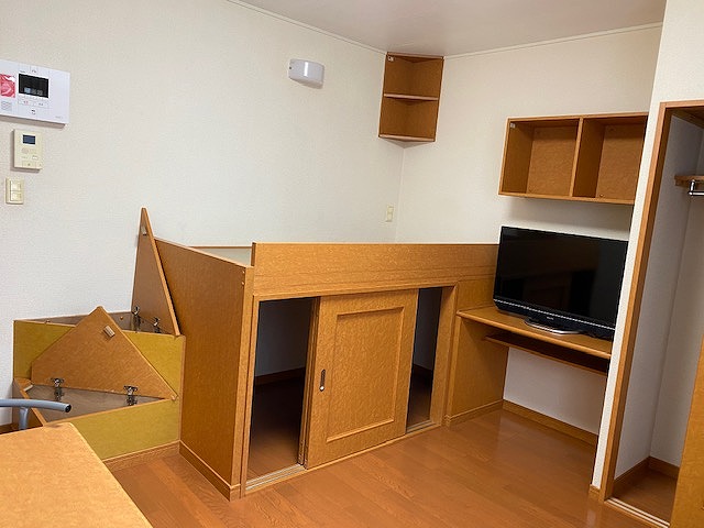 レオパレス東上宿 1Fフローリング2F絨毯