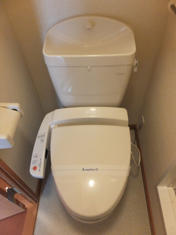 レオパレスプリマベーラ204号室 温水洗浄便座付です