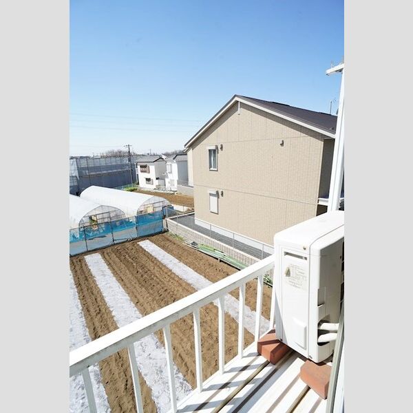 ハイムサンシャワーA26号室 バルコニーからの眺望、農地と住宅が広がる♪