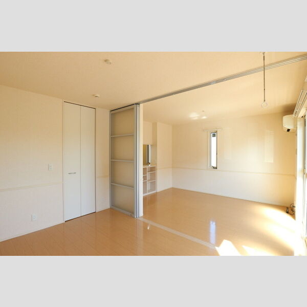 レスポワールアヤ101号室 洋室からリビング