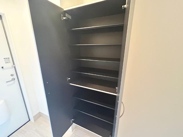 Ｓｍｉｌｅ　ｖｉｌｌａ（スマイル　ヴィラ）203号室 下駄箱