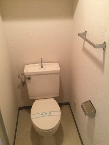 コートハウス藤ヶ丘0106号室 ゆったりとした空間のトイレです
