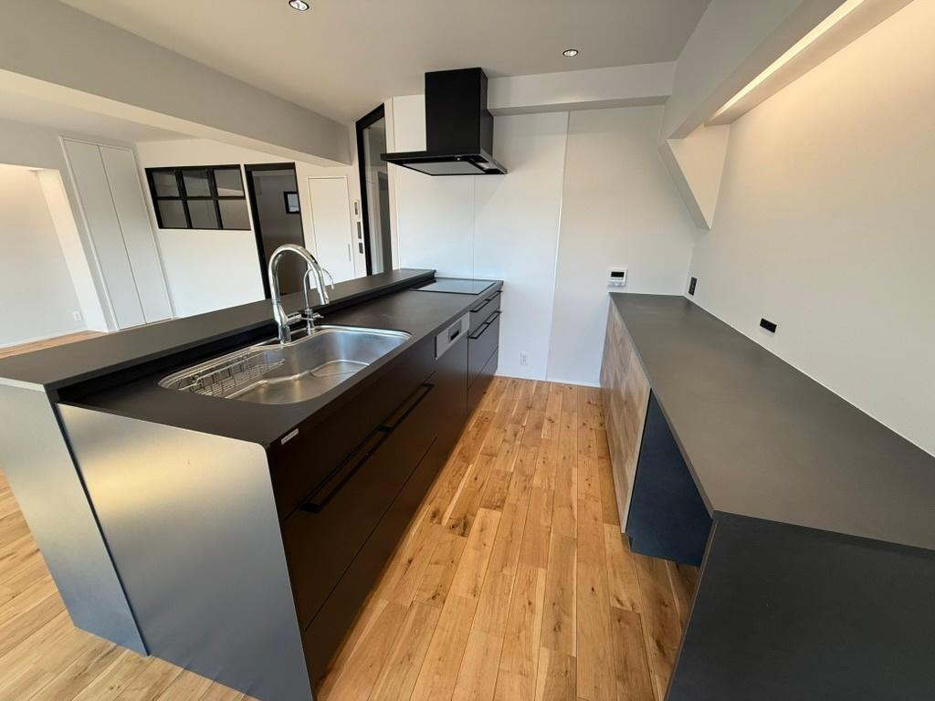 ユニハイム鎌倉 天板はセラミック、幅255cmの広々対面キッチン