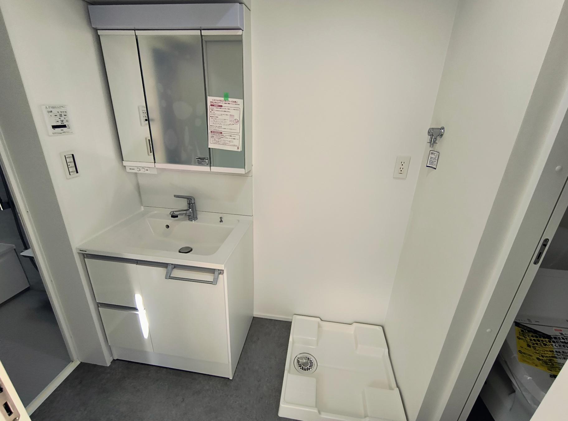 テラス新江古田1B号室 独立洗面台、大きな収納付き