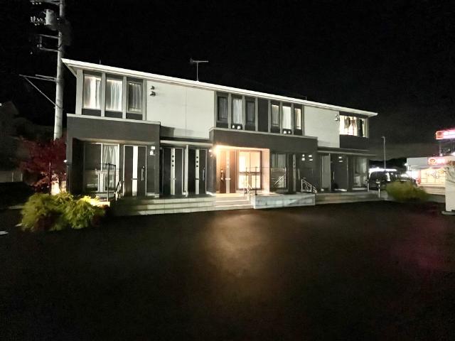 ラピスラズリ102号室 外観写真（夜）