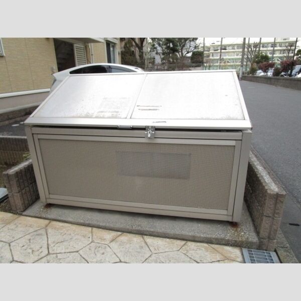 サンフルール101号室 入居者専用ゴミストッカー