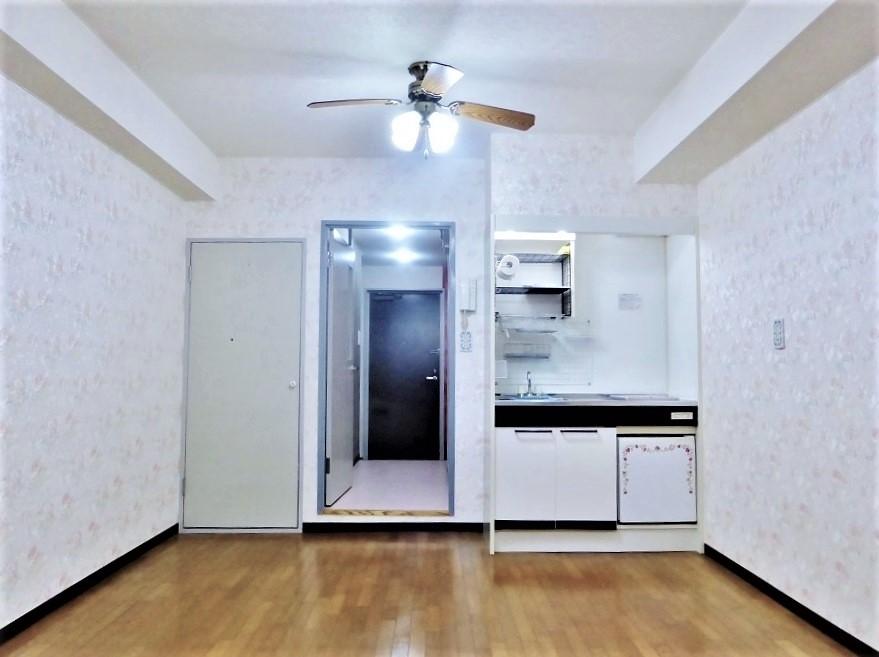 ミラクルイン横浜203号室 この賃料では滅多にない、横幅３メーター以上の広々９帖の空間。