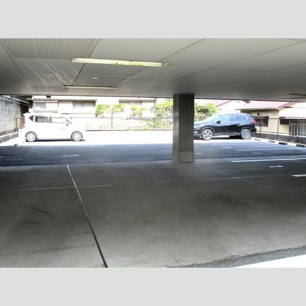 グラン・シャリオ101号室 駐車場