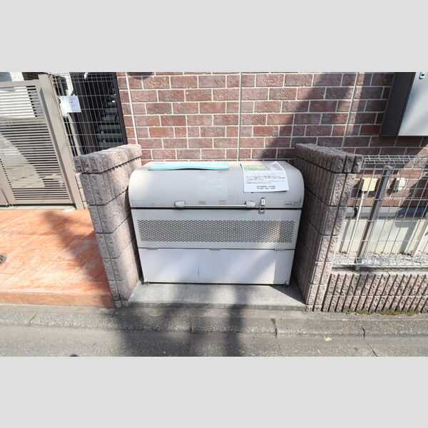 レジデンスけやき102号室 ゴミストッカー