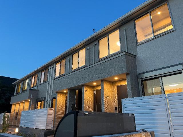 ディモーラ 外観写真（夜）