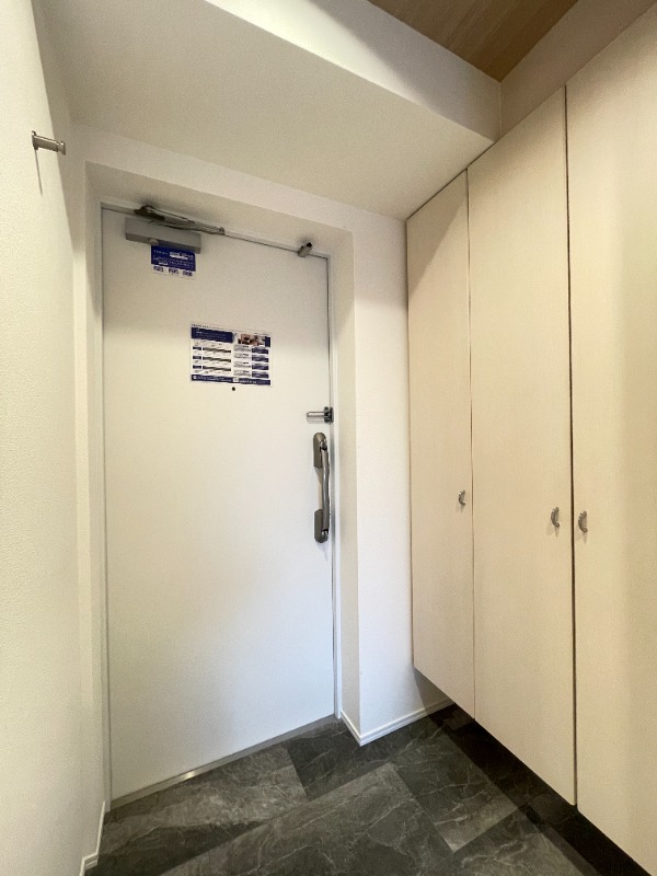 レジディア九段下5階 玄関