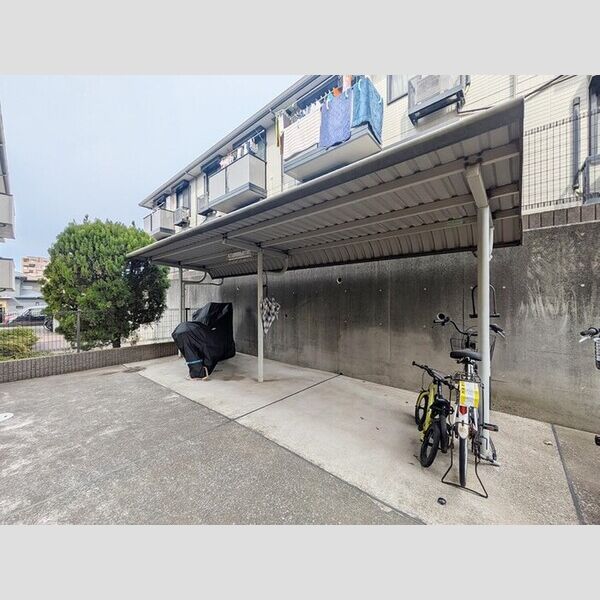 フロイデ若葉 駐輪場