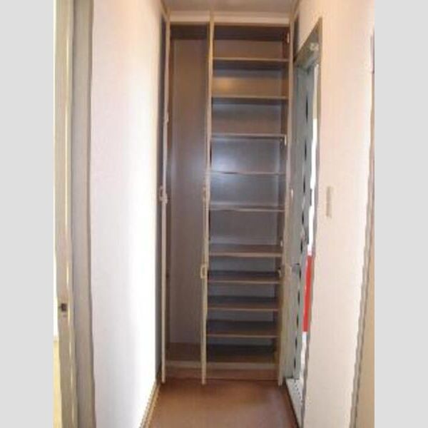 ドミール神田　参番館 トールタイプ玄関収納☆