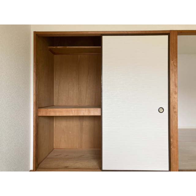 サニーレジデンス平塚Ⅰ302号室 和室・押入れ