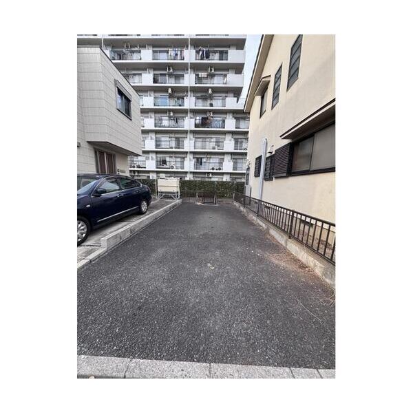 蕨市中央2丁目貸家(JTI) 駐車場