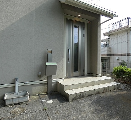 三鷹市中原２丁目戸建（ウエスト） エントランス