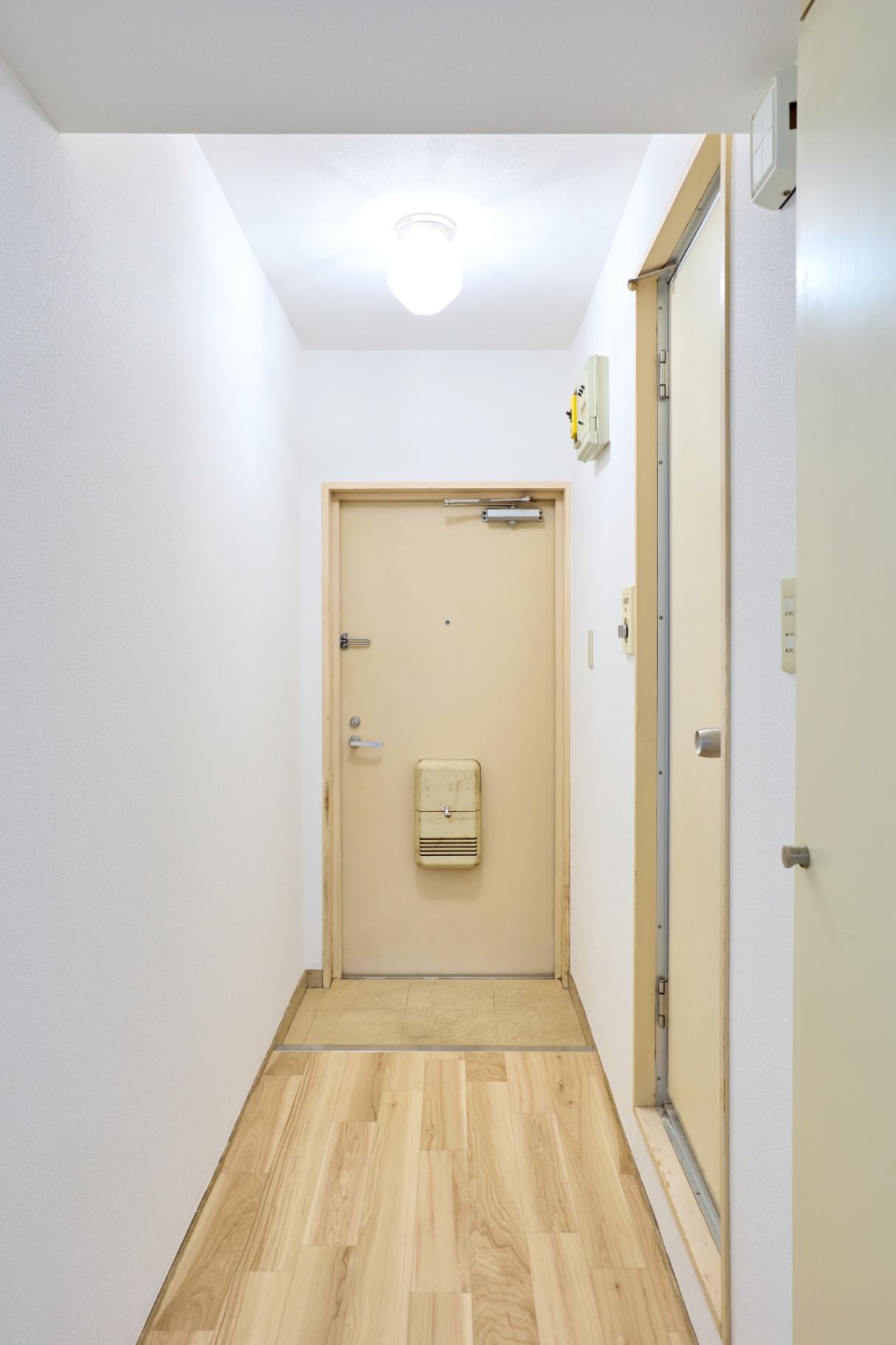 ハイシティ祐天寺110号室 廊下の床やクロスも貼替済み