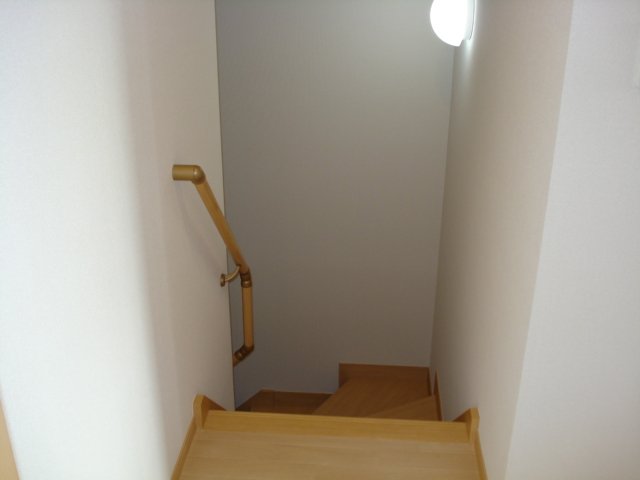ハピア清水台201号室 階段