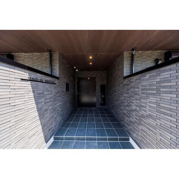 メゾンミニヨン102号室 エントランス