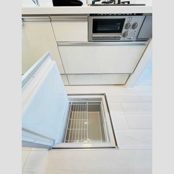 クローネ湘南105号室 床下収納