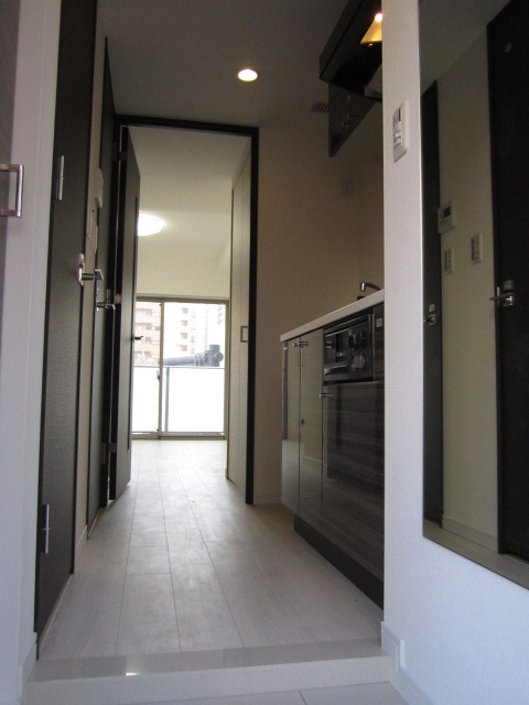 ガーラ・ステーション横濱阪東橋 玄関入ると人感センサー付きライトが照らしてくれます。