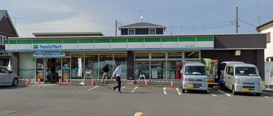 厚木市上依知戸建 【コンビニエンスストア】ファミリーマート 厚木上依知店まで857ｍ