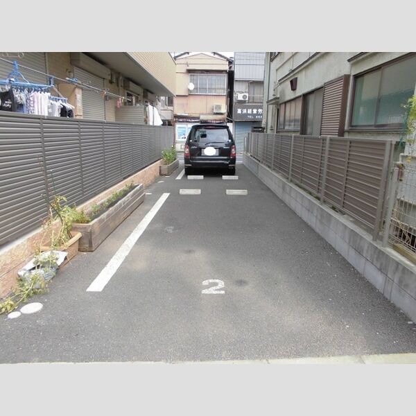 ルナカーサ301号室 駐車場