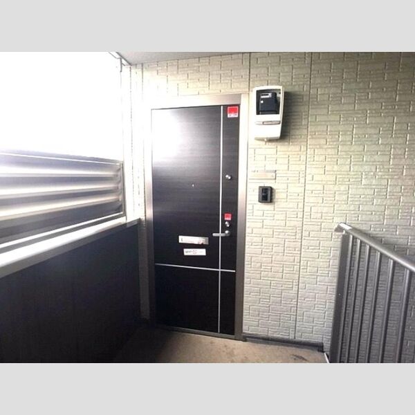 セラ301号室 外玄関