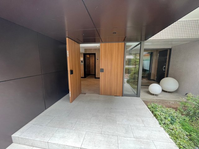 ＫＥＮＺＯ　ＨＡＵＳ　ＥＫＯＤＡ エントランス