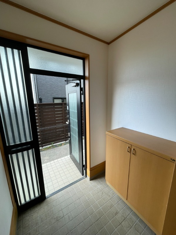 ラックフィル中川-B 玄関