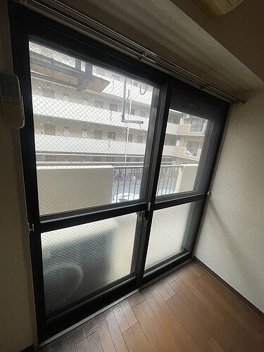 ＭＡＣ武蔵砂川コート2階 洋室１からみたバルコニー　※内装前／2026年03月撮影