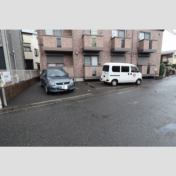 カリーナ　カーサ201号室 駐車場