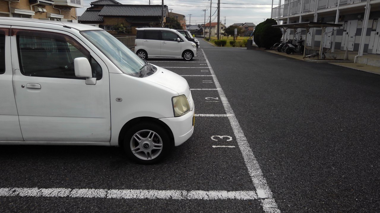 レオパレスコーポモリ205号室 敷地内駐車場