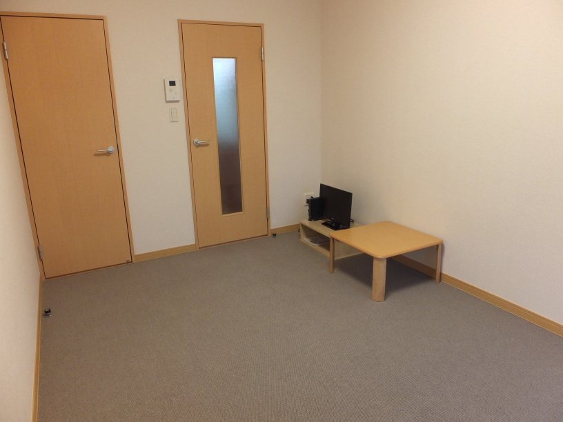 レオパレスソネットアルブル テーブルとテレビ付