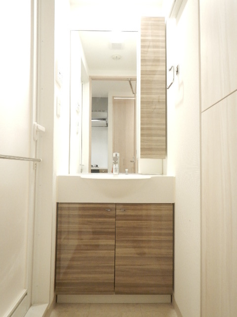 グランド・ガーラ大島 明るい洗面所です