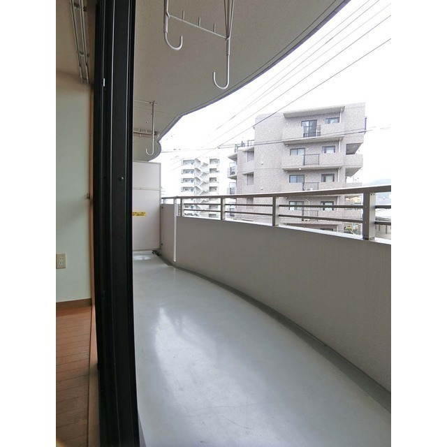 フルールポワール向ヶ丘302号室 広いバルコニーで採光も充分