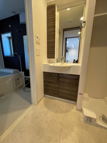 ガーラ・ステーション川崎久地5階 使いやすい独立洗面台です