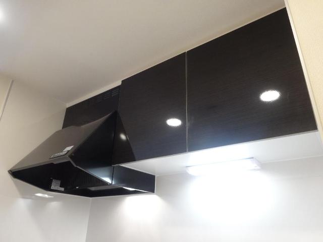 ＪｕｈａｍｏａⅡ　-ジュハモア-101号室 キッチン換気扇・吊戸棚
